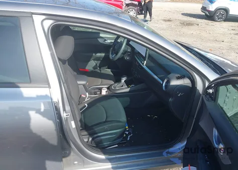 2024 Kia Forte Lxs z USA, uszkodzony, nr VIN 3KPF24AD8RE780167